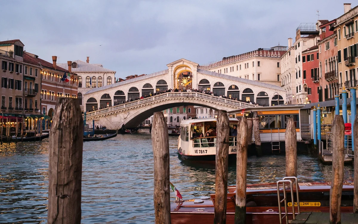 Ponte di Rialto sul Canal Grande a Venezia, fotografato al crepuscolo.